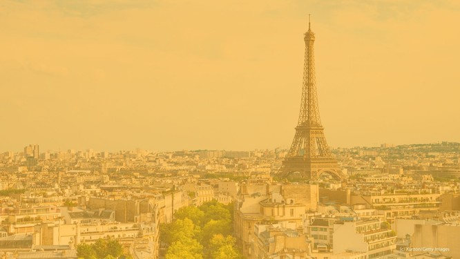 Foto mit einem Blick über die Dächer Paris bis zum Eifelturm. Darüber ein gelbes Overlay.