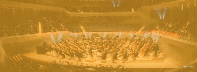Foto des großen Saals der Elbphilharmonie. Darüber ein gelbes Overlay.