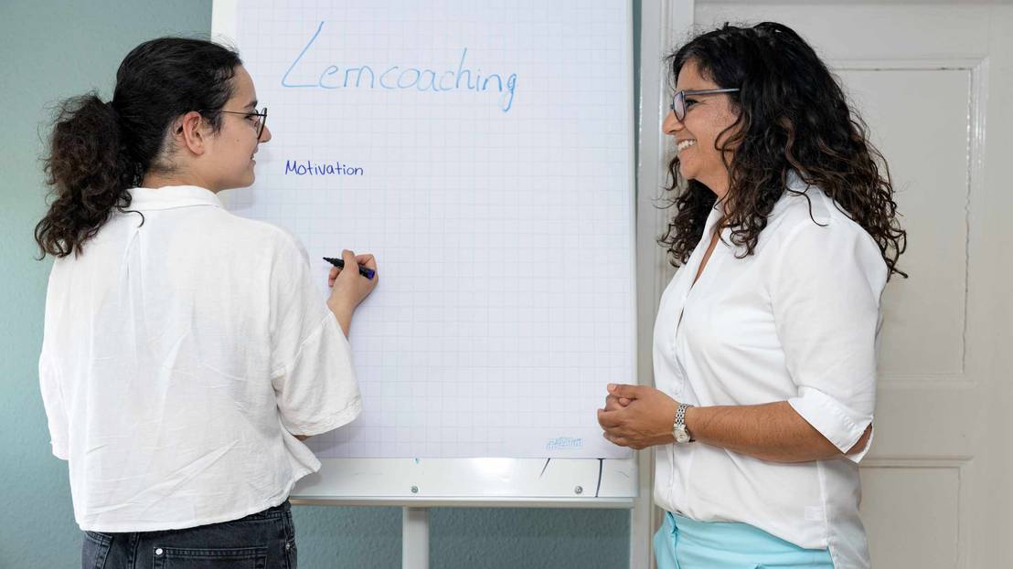 Nasife Aydin mit einer Teilnehmerin am Whiteboard