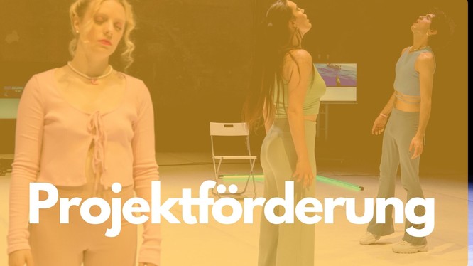 Foto von drei jungen Leuten auf einer Bühne. Darüber ein gelbes Overlay mit dem Text: Projektförderung