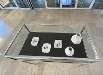 Foto von Objekten in einer Glasvitrine.