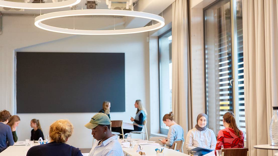 Workshopraum mit sitzenden Teilnehmenden