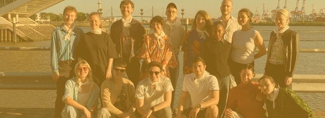 Gruppenfoto eines stART.up-Jahrgangs, junge Menschen vor Elbpanorama, darüber in gelbes Overlay