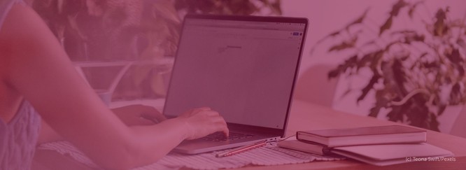 Foto von einer Person, die an einem Laptop arbeitet. Darüber ein rotes Overlay.
