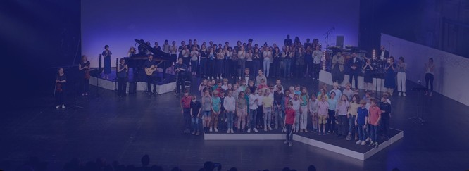 Foto einer großen Gruppe von jungen Menschen auf einer Bühne, Foto mit blauem Overlay