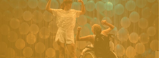 Eine Schauspielerin sowie ein Schauspieler im Rollstuhl auf der Bühne, Foto mit gelbem Overlay