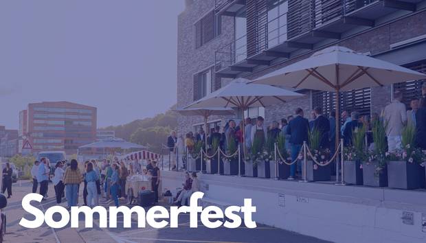 Foto der Stiftung, davor stehen viele Leute. Über dem Bild liegt ein blaues Overlay, darauf steht: Sommerfest