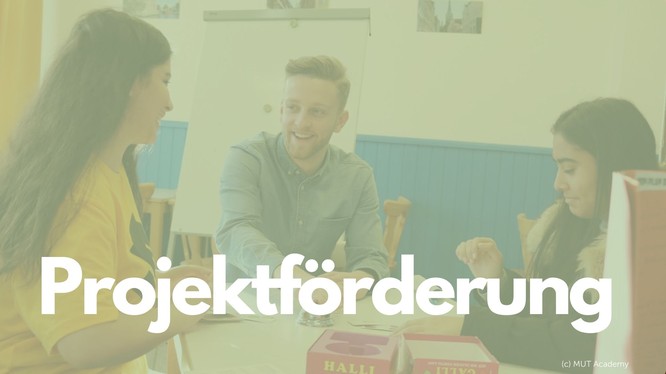 Foto von drei jungen Leuten im Gespräch, über dem Bild liegt ein grünes Overlay mit dem Text: Projektförderung.