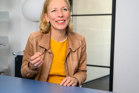 Porträt in Farbe von Friederike von Bünau, Generalsekretärin des Bundesverbands Deutscher Stiftungen