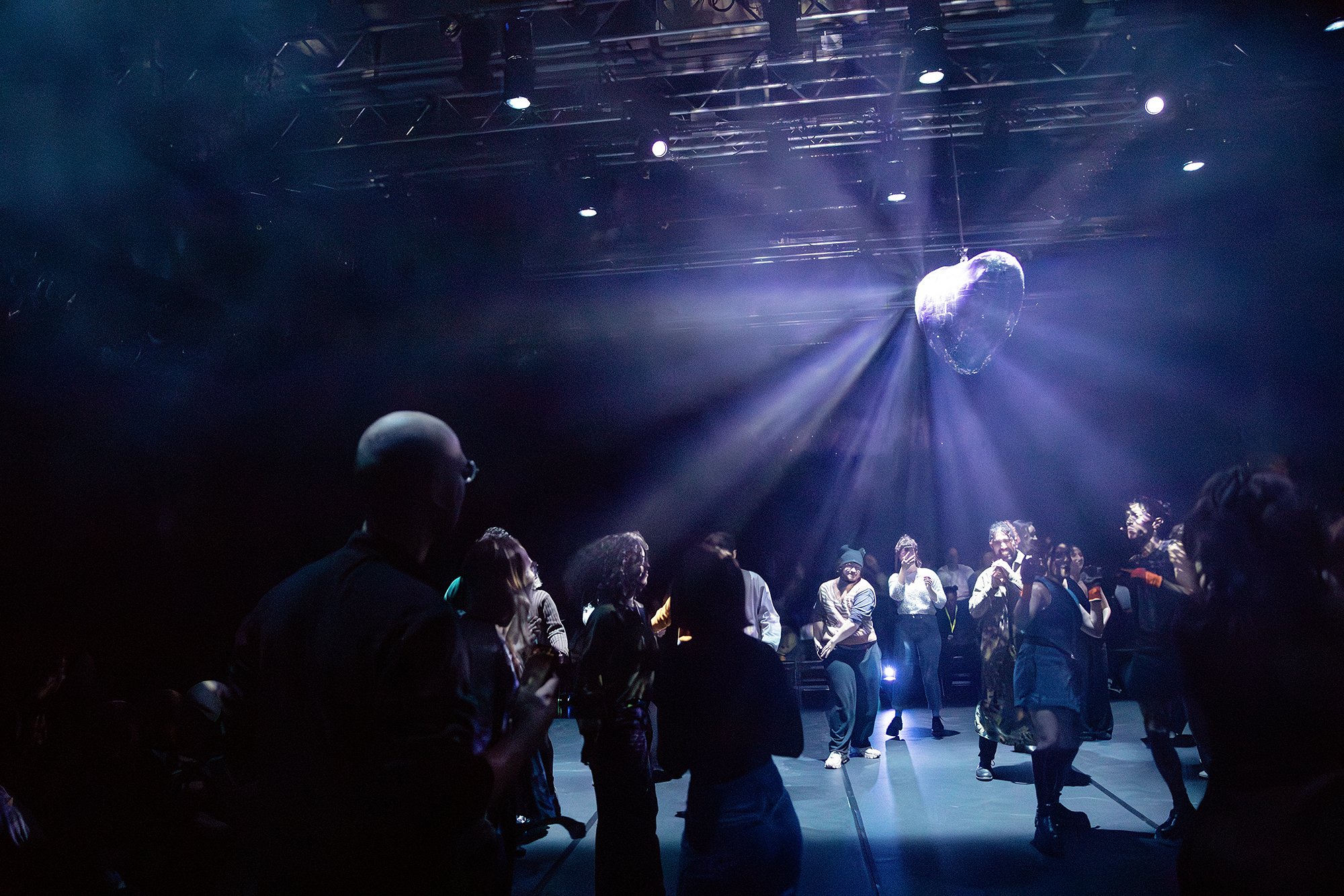 Fotografie einer Performance.