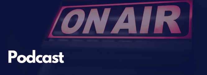 Titelbld mit dem Foto eines On Air-Schilds, mit blauem Overlay und Beschriftung Podcast